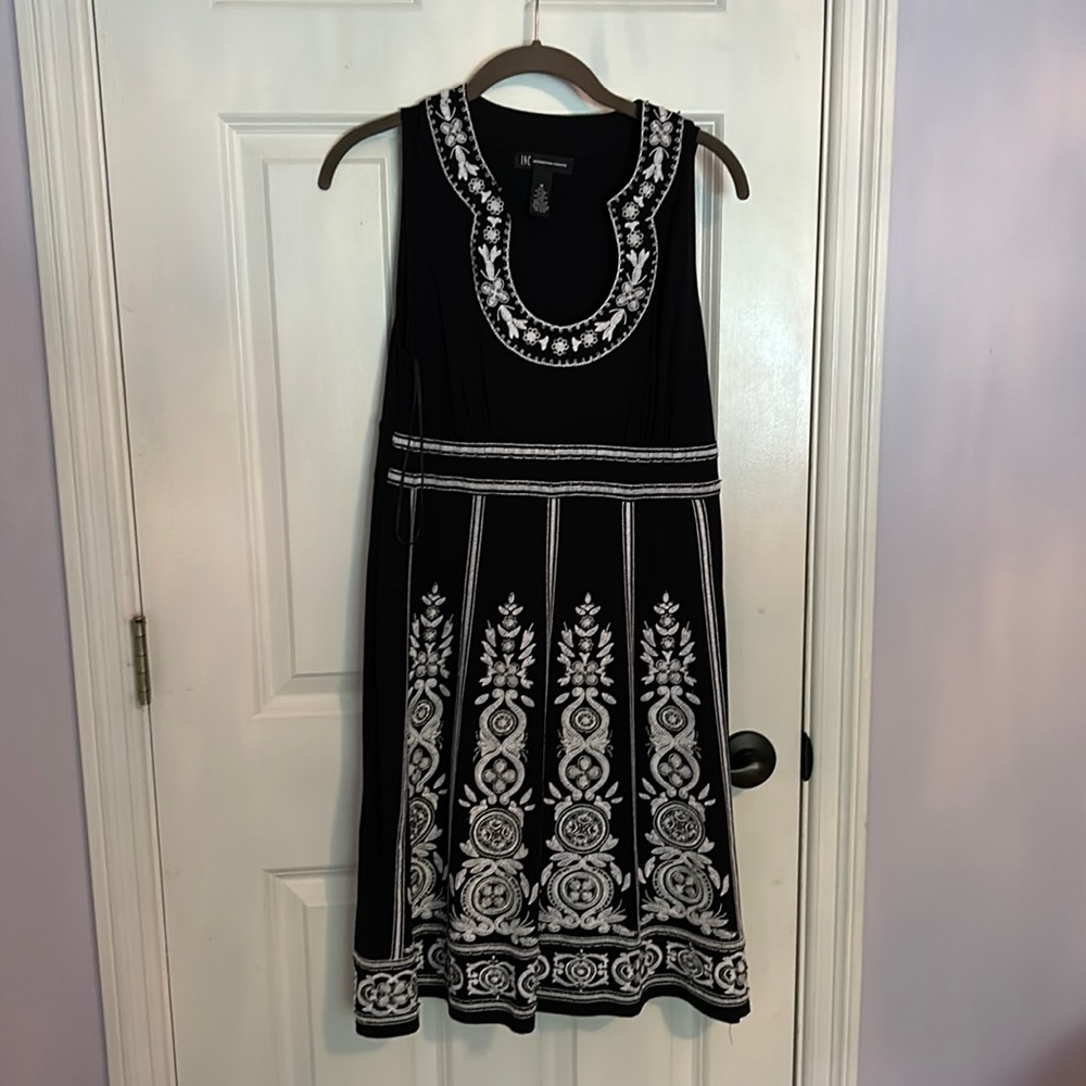 INC women’s Black & White Sleeveless Dress Scoop Neck Embroidered Pattern Sz M